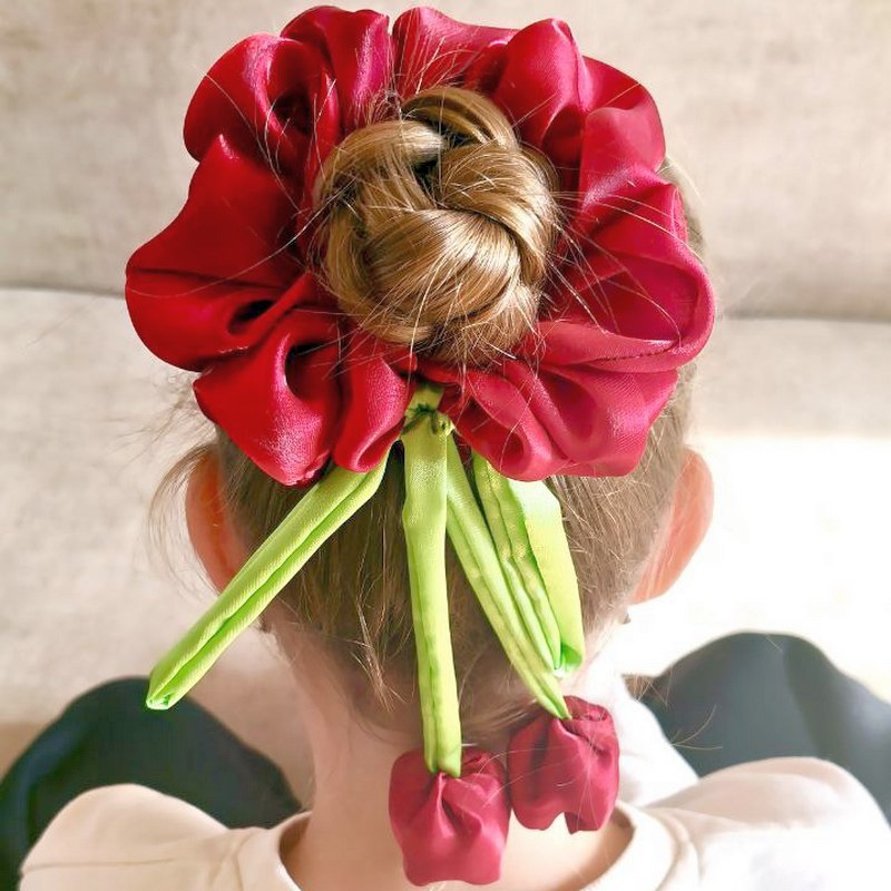 Червоний скранч з тюльпанами